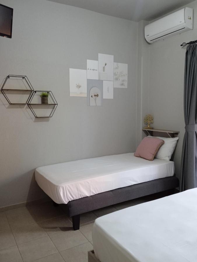 Almira - Rooms To Let Nea Roda Luaran gambar