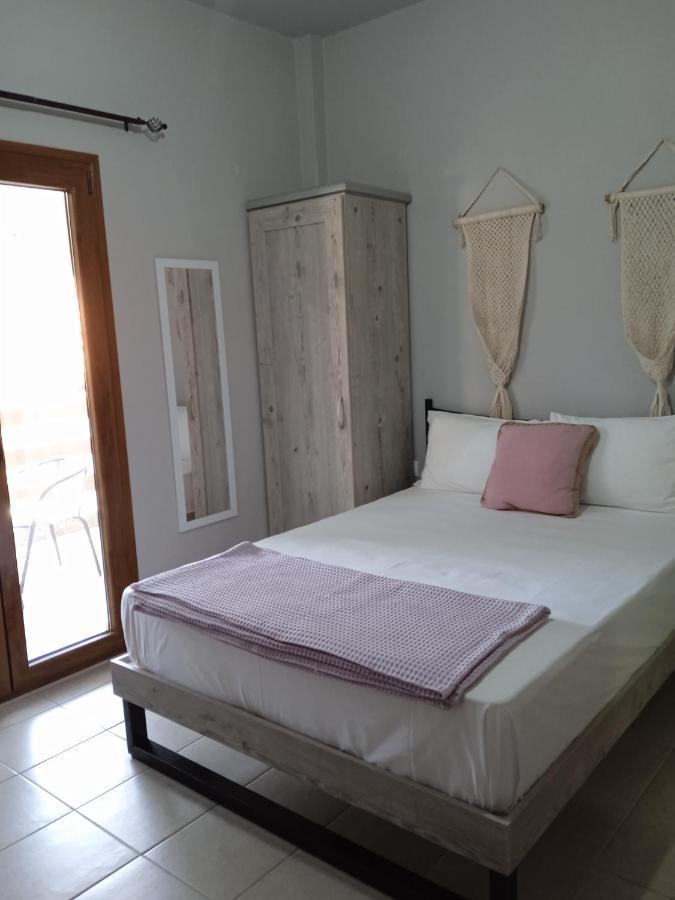 Almira - Rooms To Let Nea Roda Luaran gambar