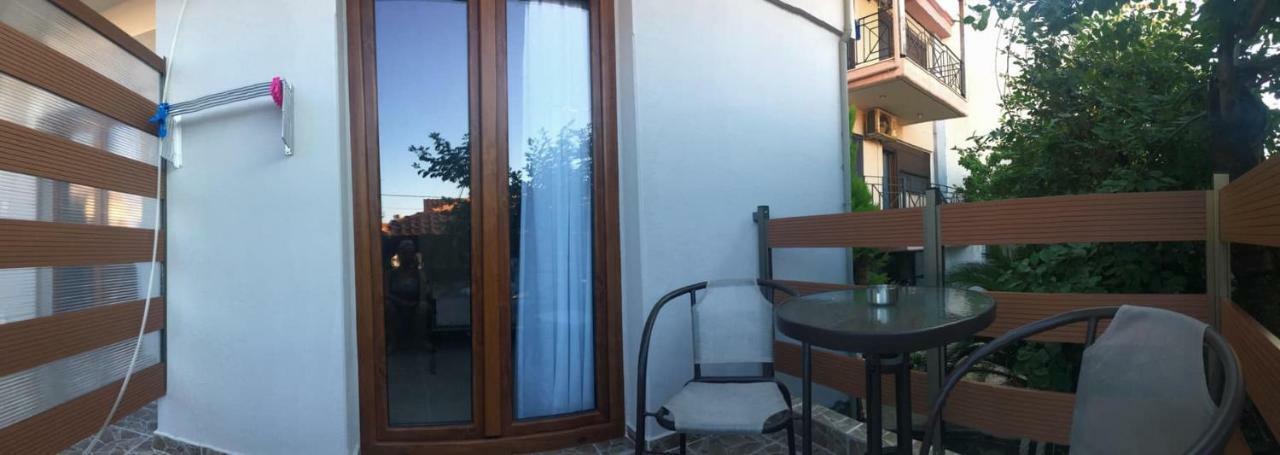 Almira - Rooms To Let Nea Roda Luaran gambar