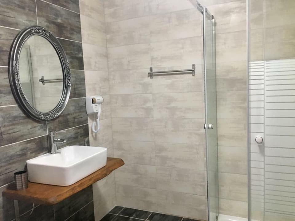 Almira - Rooms To Let Nea Roda Luaran gambar